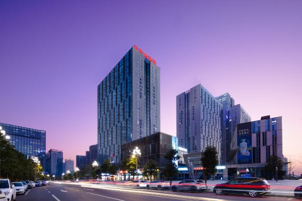 华呈轻奢艺术酒店(观山湖公园店)