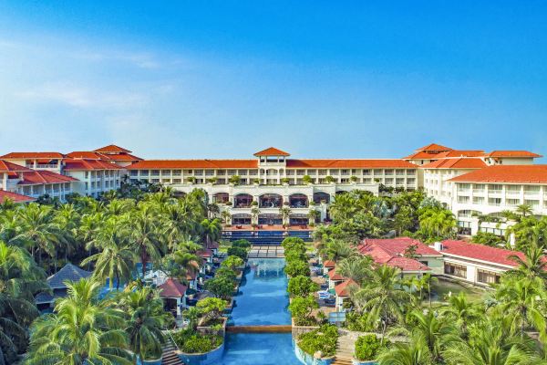 ?？谙怖吹蔷频?/></P>
<P><BR><BR><STRONG>?？谙怖吹蔷频昶放粕杓乒适录敖樯?/STRONG><BR>?？谙怖吹蔷频晡挥谝制沛兜奈骱０?，紧邻五源河湿地公园，远离城市喧嚣。酒店园林与沙滩相连，穿过美丽的热带花园，便可来到滨海沙滩远望壮阔海景，聆听微风海浪细语。酒店距?？谑兄行纳桃登?0分钟车程，距海南省国际会展中心约5分钟车程，临近2个国际标准高尔夫球场，毗邻五源河文化体育中心和长影环球100奇幻乐园，是您高效商务旅程和休闲度假舒缓身心的理想之地。酒店拥有三百余间宽敞舒适的客房和套房，每间客房都有超大私人观景阳台，可欣赏葱郁且典雅的热带景观。喜来登特色睡眠体验，柔软细腻的床品为您提供舒适睡眠，消除一天疲惫。
酒店拥有直面西海岸一线海景的滨海无边泳池和8个700米深的纯净天然温泉池，配有24小时健身房、台球桌、篮球场和私人麻将室。酒店原生态的自然环境经多年精心养护，吸引许多可爱的小松鼠在此驻留安家。
儿童室内外游乐园、各项游玩设施设备，及全新升级的亲子水上乐园，含多彩水上旋转滑道、彩虹圈、水母伞、儿童水上滑梯、水枪跷跷板等，还有主题系列亲子活动课程，让孩子们在互动中寓教于乐，尽情释放天性，一同慵懒享受亲子欢乐时光。
4间汇聚东西方美食且风格独特的餐厅及酒廊，提供精致传统的粤菜、潮州菜及本地珍馐以及环球美食荟萃，为您带来丰富的舌尖体验。酒店提供免费停车场，拥有超过1,300平方米的会议及宴会场地，可承办从10人至600余人的不同规模的活动。入住?？谙怖吹蔷频?，与大自然近距离接触，尽情体验舒适放松，焕发活力的惬意旅程。<BR><STRONG><BR>?？谙怖吹蔷频?logo设计理念、价值</STRONG><BR>?？谙怖吹蔷频?导视设计的对外展示形象是非常简约大气、识别性强，能很好地实现了?？谙怖吹蔷频晔夷谕獾际酉低车墓婊裕芄桓？谙怖吹蔷频昶笠荡次幕男煤？谙怖吹蔷频昶放莆幕玫揭桓鲇男饔?，欢迎入住<SPAN>?？谙怖吹蔷频?，</SPAN>因此，深圳<A href=